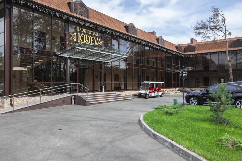 Park-Hotel Kidev Chubynske Bagian luar foto